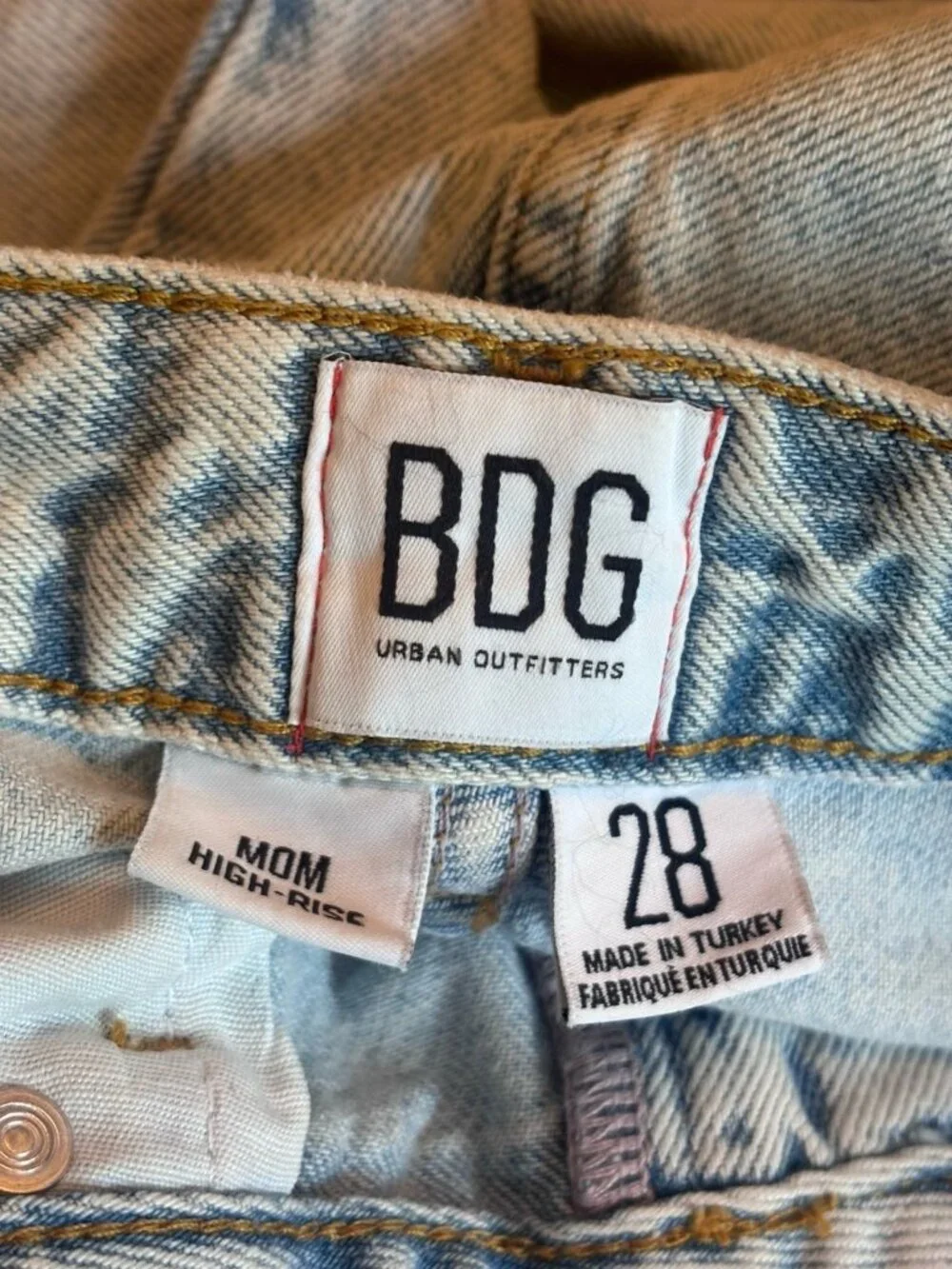 NWT BDG Urban Outfitters Size 28 Mom High-Rise Light Wash Jeans